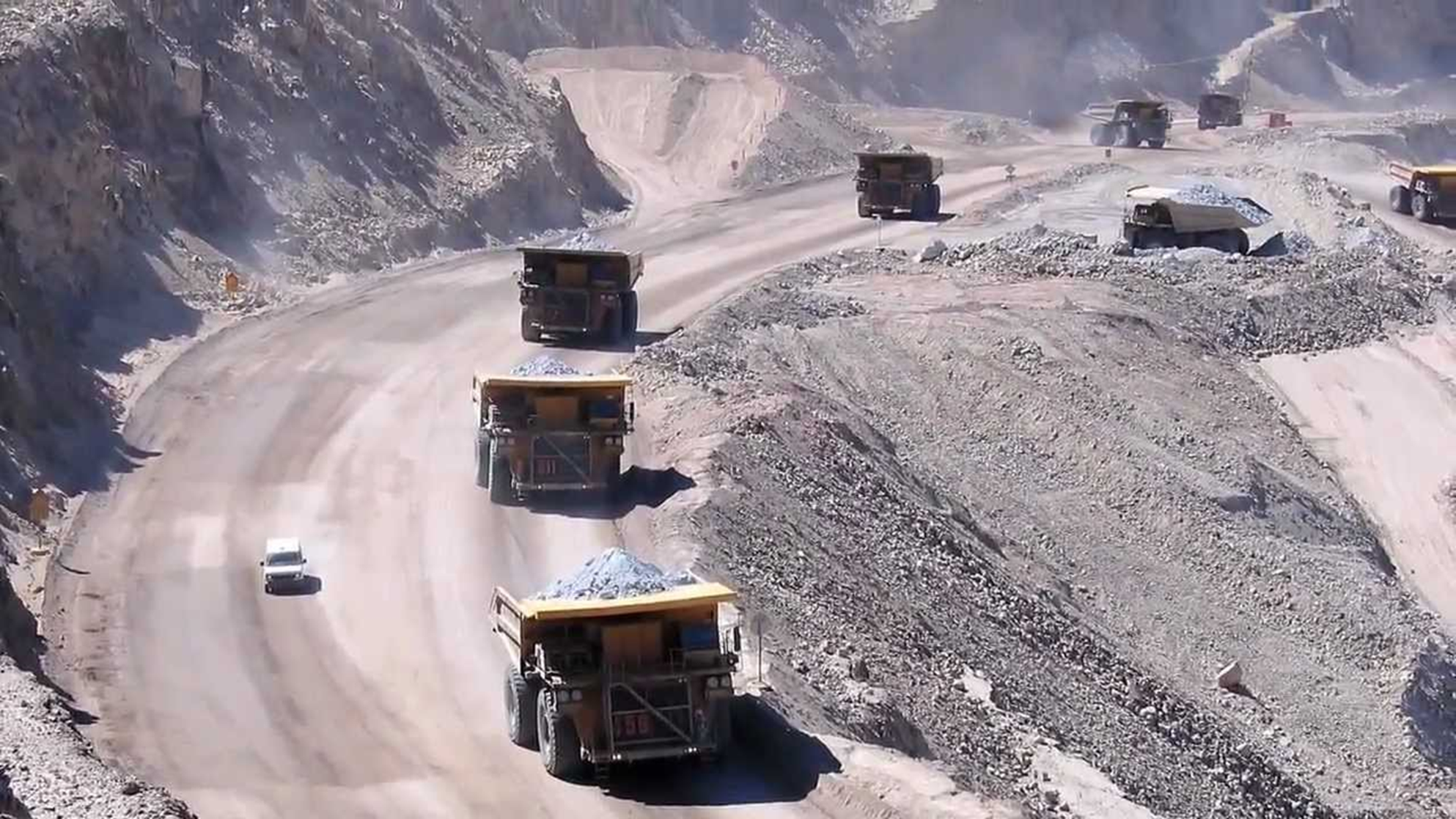 Camiones mineros en rajo abierto